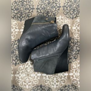 Issac MizrahiLive Grey Leather & Suede Zip Booties (rubber soles); Size 9